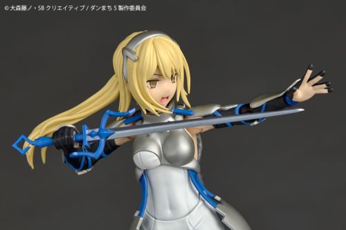 [PRE-ORDER] Revoltech DanMachi Ais Wallenstein with Bonus Parts Is It Wrong to Try to Pick Up Girls in a Dungeon?