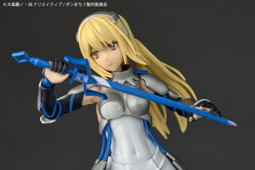 [PRE-ORDER] Revoltech DanMachi Ais Wallenstein with Bonus Parts Is It Wrong to Try to Pick Up Girls in a Dungeon?